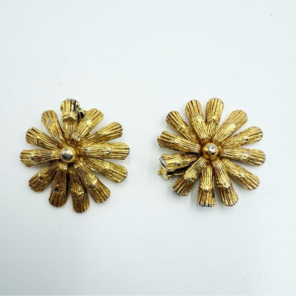 Vintage Gold Tone Flower Shaped Clip On Earrings - Picture 6 of 6